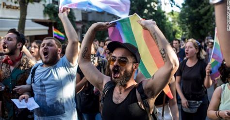 La historia del mes del orgullo lgbt empieza a mediados del siglo xx, en nueva york. Junio el mes del Orgullo así es como comenzó en Estados ...