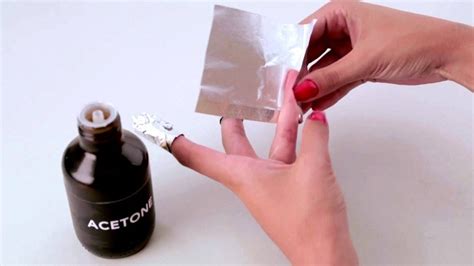 In questo articolo vi daremo suggerimento sui migliori smalti questo passaggio renderà lo smalto semipermanente più morbido e facile da togliere utilizzando un bastoncino. Manicure: come togliere lo smalto semipermanente? - PinkItalia