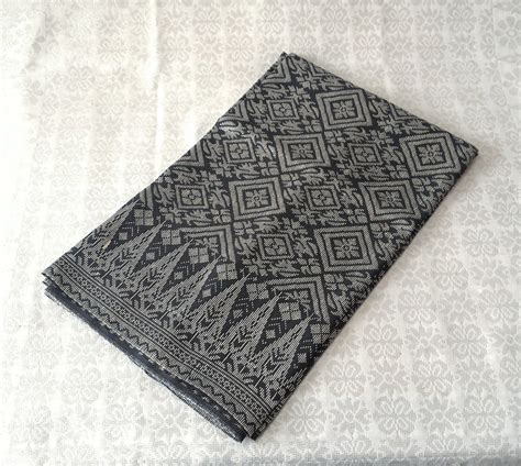 Sahabat 99, hitam dan sentuhan gelap kerap dihindari oleh banyak orang ketika itu berkaitan dengan warna dapur pada rumah. Sampin Songket Hitam silver