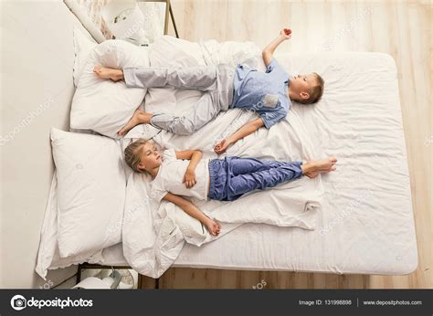 Shui zai wo shang pu de xiong di;; Brother and sister sleeping at home — Stock Photo ...