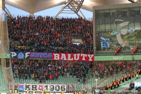 Wisła zgromadziła dokładnie o połowę mniej oczek i ma tylko sześć punktów przewagi nad ostatnią stalą mielec, która ma do rozegrania jeszcze cztery spotkania. Kibice podczas meczu Legia Warszawa - Wisła Kraków ...