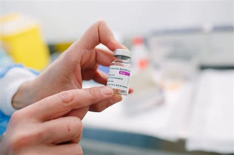Meski efektivitasnya tampak lebih rendah dibandingkan vaksin mrna. Minat Warga Inggris Gunakan Vaksin AstraZeneca Menurun