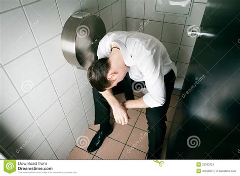 Outdoor toilette in union pier, michigan. Schlafender Getrunkener Mann Der Junge Auf Dem Toilette Stockbild - Bild: 23332721