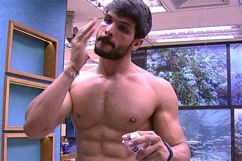Lucas deixa o bbb (reprodução). BBB18: Lucas revela que tem foto nu na web - Área VIP