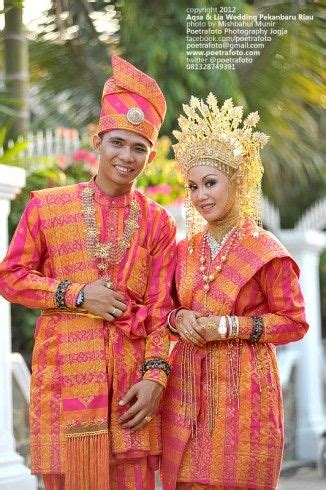 Pakaian pengantin tradisional berkilau dengan begitu meriahnya hiasan di gaun pengatin ini merupakan salah satu tanda atau pembeda khas daerah masing masing. Foto Pernikahan Baju Adat Pengantin Melayu di Pekanbaru ...