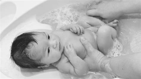 Luckily, there are some things you can do to pinpoint some reasons why your baby is uncomfortable. Why Does My Baby Hate Bath Time? | Blissful Birthing