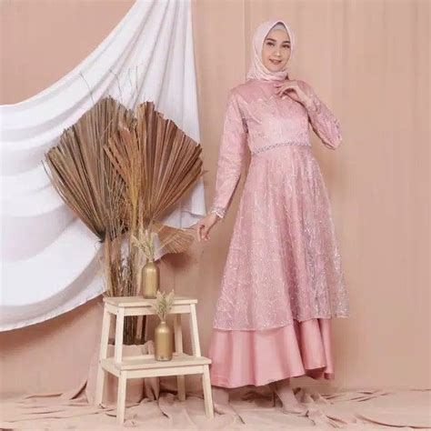 Dress satin kondangan menyiapkan baju buat kondangan tuh susahsusah gampang, ya di satu sisi, kamu ingin tampil sempurna dengan outfit dan dandanan yang lain dari cukup langka, kombinasi satin tebal dengan brokat bertekstur rapat ini bisa kamu adaptasi untuk kondangan bulan depan! Dress Brokat Hijab di 2020 | Hijab, Cocok, Inspirasi