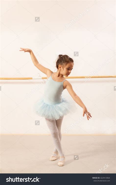 Ana paula feitosa 13.941 views9 months ago. Little ballerina girl dancing in ballet studio | Poses de bailarina, Fotografia menina