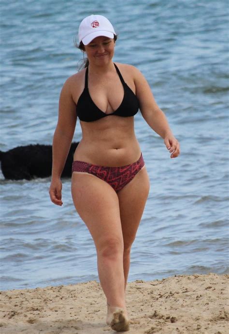 Jack climbed to the top and found a giant's castle. Curvy MILF walking on the beach : bbwbikinis