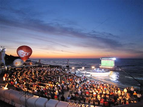 Damit wirte bei der übertragung der spiele in ihren restaurants, hotels oder biergärten nicht ins abseits geraten, sollten. Heringsdorf Kaiserbäder-Strand wird zur Fußball-Tribüne ...