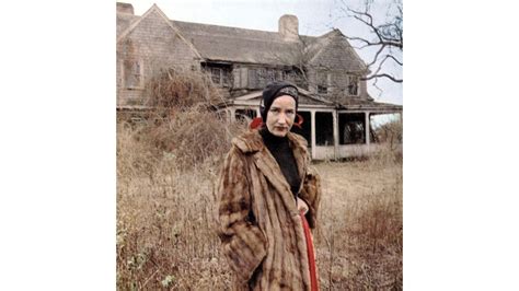 Edie bouvier beale and her mother, edith, two aging, eccentric relatives of jackie kennedy onassis, are the sole inhabitants of a long island estate. The 20 Most Incredible Houses in Movies | Grey gardens ...