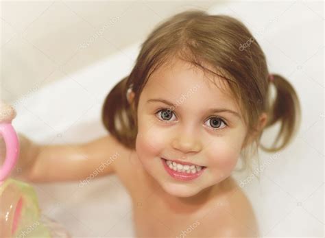 Reprenons la route des scandinaveries parisiennes pour un 2e volet de magasins de décoration à l'influence scandinave. Little girl take bath — Stock Photo © AnnaOmelchenko #19671275