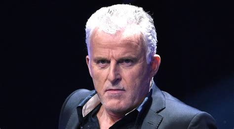 De vries, famous for solving cold cases and hosting his own televised crime show, was shot in the head and fighting for his life tuesday night. Peter R. de Vries schuift enkel bij RTL-programma's aan ...