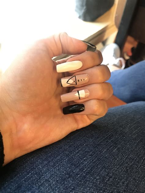 Desde las decoraciones favoritas de siempre hasta ideas totalmente nuevas, las mejores y más audaces tendencias de uñas. Pin de Valentina Bello Bernal en Diseño de uñas | Diseños ...