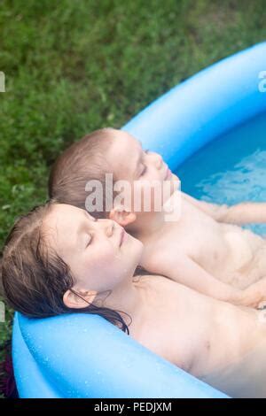 Kinder baden in einem aufblasbaren blaue Schwimmbecken ...