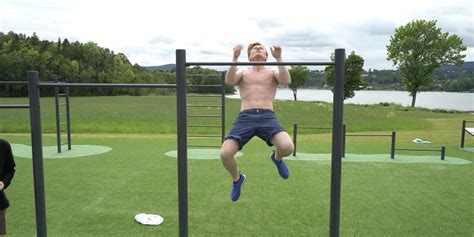 Yes, magnus midtbø can bust out pinky front levers and one arm, one finger pullups. Watch Pro Climber Magnus Midtbø Attempt Multiple World Records
