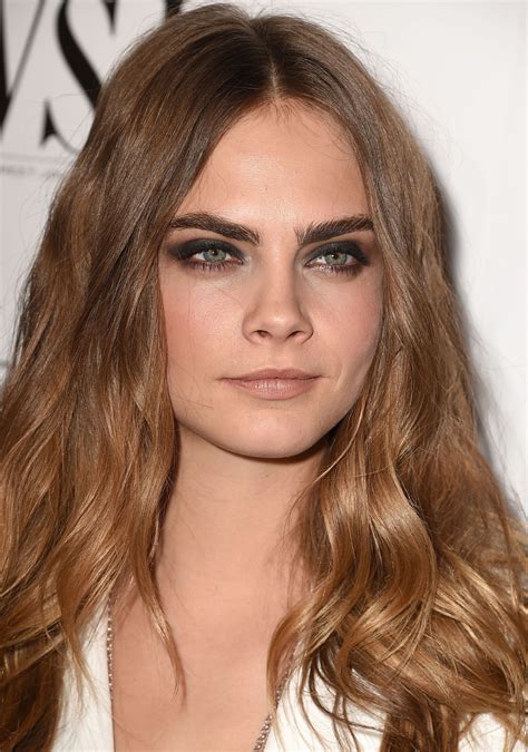 Am gründlichsten lassen sich brauen mit einer pinzette mit abgeschrägten kanten in form. Cara Delevingne Spilled Her Big Eyebrow Grooming Secret ...