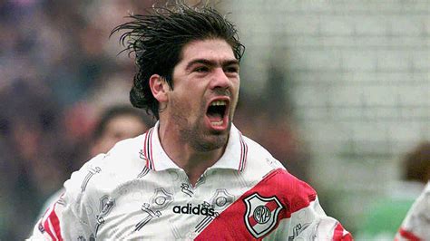 More than 60,000 people showed up to pay him one final salute. River Plate recuerda el debut de Marcelo Salas con el club ...