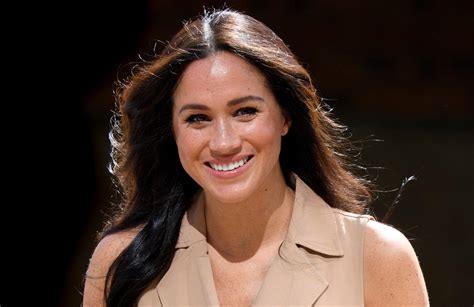 Perhaps the path to healing begins with three simple words: Meghan Markle rinuncia alle griffe e appare in tv con un ...