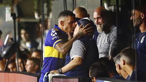 Puños cerrados, grito de gol. Tevez-gol e titolo al Boca Juniors all'ultimo respiro ...