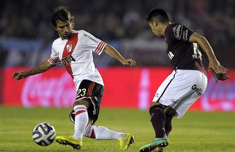 O river é estereotipado como o time da elite portenha, entretanto, sua origem, tal qual a do maior rival, foi no bairro de la boca, às margens do rio da prata, entre as ruas aristóbulo del valle; Lanús y River Plate pujan este sábado por la Supercopa ...