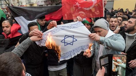 Die flagge israels besteht aus einem zentral angeordneten blauen davidstern zwischen zwei waagerechten blauen streifen auf weißem grund. Beschämend! Bei einer Demo zünden Fanatiker Israel-Flagge ...