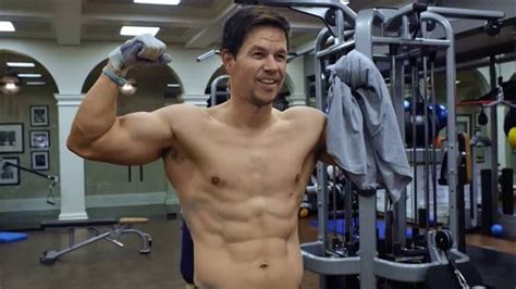 American actor mark wahlberg is one of a handful of respected entertainers who successfully made the transition from teen pop idol to acclaimed actor. L'incroyable entraînement de musculation de Mark Wahlberg