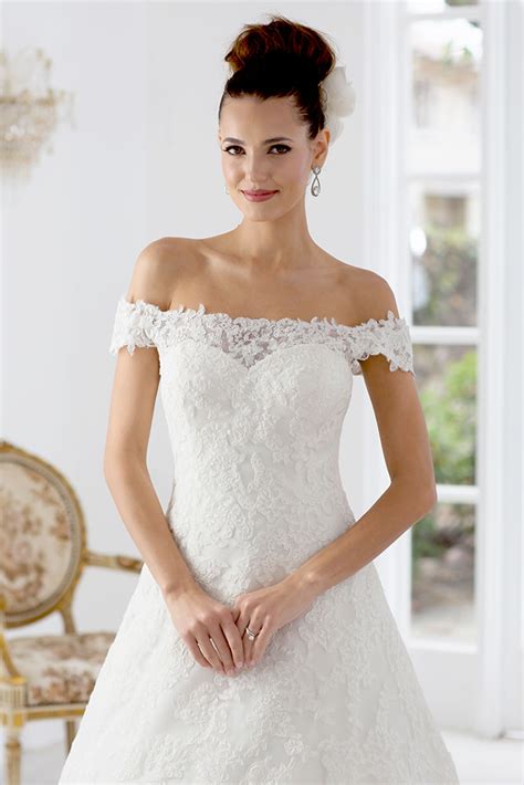 Gioca con texture e tessuti, indossando abiti eleganti da uomo realizzati nei materiali più pregiati, come puro cotone, morbida lana o liscissima seta. Abiti Eleganti Roma Eur - Collezione Luna - Abiti da Sposa ...