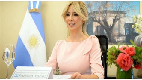 Quien editó su perfil le agregó el mote de chiruza, y sumó florero a la descripción de sus. Fabiola Yañez demandó a Google por adjetivos misóginos ...