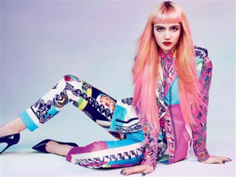 Era una pista que había sido escrita y rechazada por rihanna y se estrenó en el programa de radio 1 de zane lowe. La canción que rechazó Rihanna, 'Go' de Grimes | CromosomaX