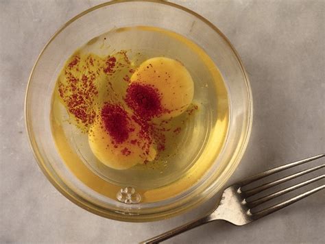 Mentre l'acqua per la pasta raggiunge l'ebollizione, sciogliere in un wok il burro, aggiungendo la scorza e il succo di limone. Ricetta Pasta gialla allo zafferano - Donna Moderna