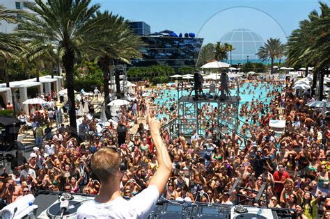 Strawberry moon hosts concerts for a wide range of genres from artists such as shiba san, ross one, and ruckus, having previously welcomed the likes of anitta, ross one, and loco dice. Best Summer Pool Parties: Fontainebleau - World Red Eye ...