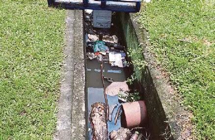 Tempat pembuangan sampah terpadu bantargebang menjadi tpst terbesar yang ada di indonesia dengan luas total 110,3. PressReader - Berita Harian: 2017-05-12 - Longkang 'sampah ...