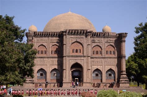 Bijapur — bîjâpur 16°49′46″n 75°43′32″e / 16.82944. Must see monuments in Bijapur