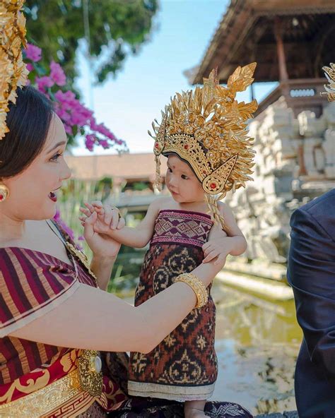 Kenapa yaa kok sempat viral dan bikin ashanty dan aurel tercengang? anak-shandy-aulia-claire-herbowo-pakai-baju-adat-bali - Nyata