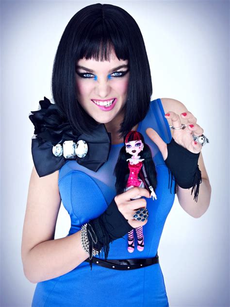 She first made a name for herself after winning local talent competitions, and in 2005 scored a top placing in the european. Manu e Monster High: Novas fotos da Ewa Farna