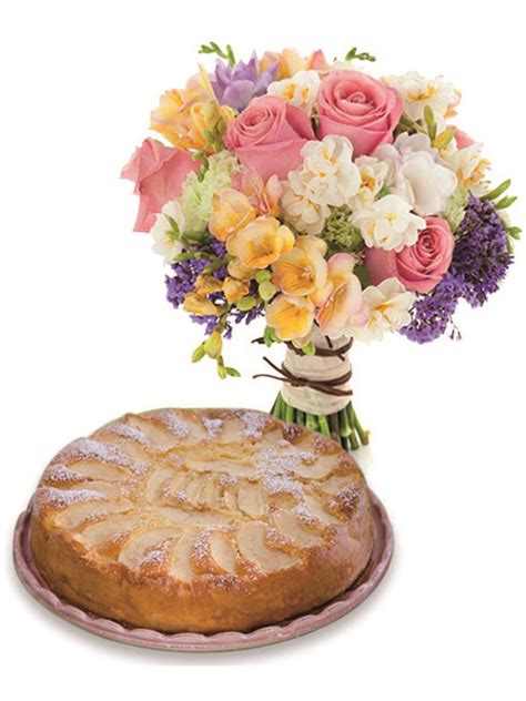 Una guida alle piante da coltivare per avere sempre fiori edibili a portata di mano per le nostre ricette! Rose e fiori misti con torta alle mele - www.inviofiori.it