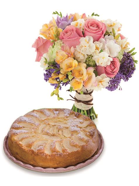 Rose e fiori misti con torta alle mele - www.inviofiori.it