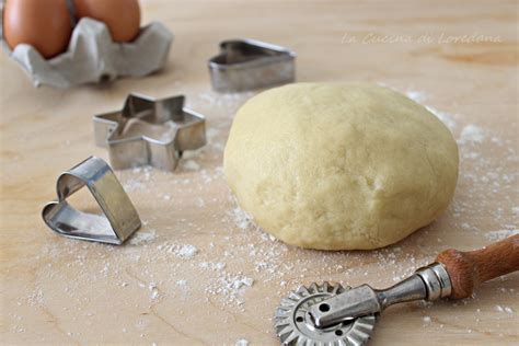 La pasta matta è una preparazione di base molto simile alla pasta brisè, ma realizzata senza il burro, a cui si aggiunge una minima quantità di olio per ottenere la giusta fragranza. Pasta frolla senza burro - Leggera e delicata per ...