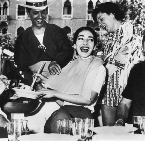 He organized a party for her which literally left her gasping. Liebespaar Maria Callas und Aristoteles Onassis - WELT