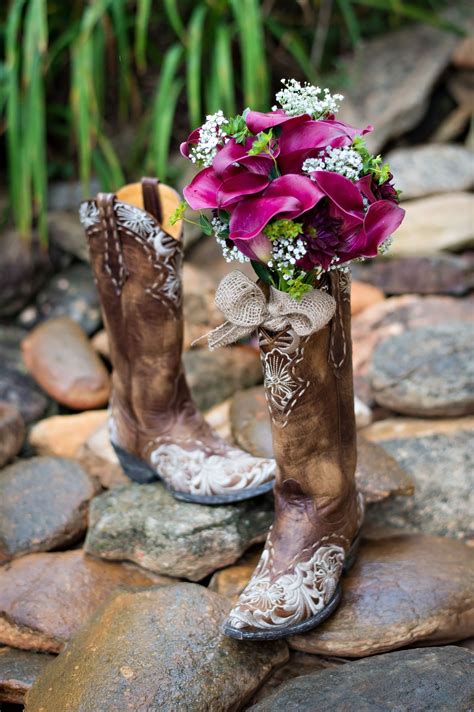 Pretty fall wedding cakes that are perfect for autumn nuptials Rustic Country Wedding Day Photo Ideas Bouquet and Boots ...