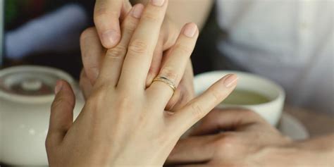 Acara lamaran dapat dilakukan di mana saja anda bisa memilih untuk melakukannya di rumah pihak calon pengantin wanita atau misalnya di. Hukum Pakai Cincin Selain Jari Kelingking dan Manis, Ramai ...
