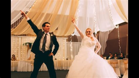 Father, daughter surprise wedding guests with epic dance. BEST Father Daughter Wedding Dance Surprise - YouTube