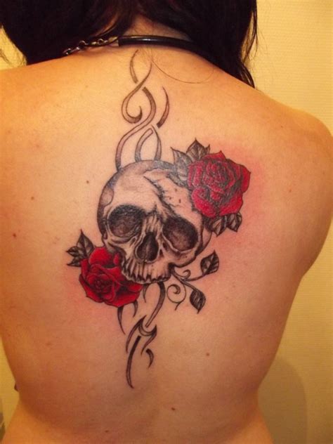 Idée tatouage sur crane modèle de tattoo 367036. tattoo rose tete de mort - fantasy tattoo piercing