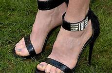 julianne wikifeet toes barefoot