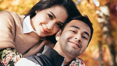 Melalui akun instagram tersebut biasanya para artis memberikan informasi update seputar keseharian mereka dan terkadang melakukan promosi pada. Daftar Artis Indonesia Dengan Follower Instagram Terbanyak - Topikindo