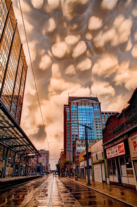 I tak przechodzimy do powyższego filmu przedstawiającego rozwój komórki burzowej nad jeziorem rożnowskim. Fascinating Cloud Formations: Incredible Mammatus Clouds