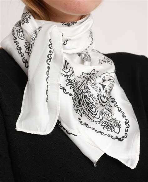 Le bandana un accessoire mythique blog sunflowers / un foulard de qualité bandana est indispensable aux femmes et hommes qui aiment créer des styles différents toute l'année. Foulard bandana blanc - 917295900I08 | Pimkie