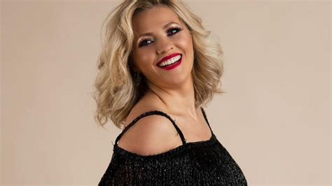 Mirela vaida plânge în fața mamei de doar 12 ani a cinci copii: Mirela Vaida alăptează pe platourile de filmare! Cum face față ...