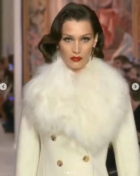 Bella hadid and carla bruni are practically identical. Bella Hadid posa con la sua "gemella" Carla Bruni ...